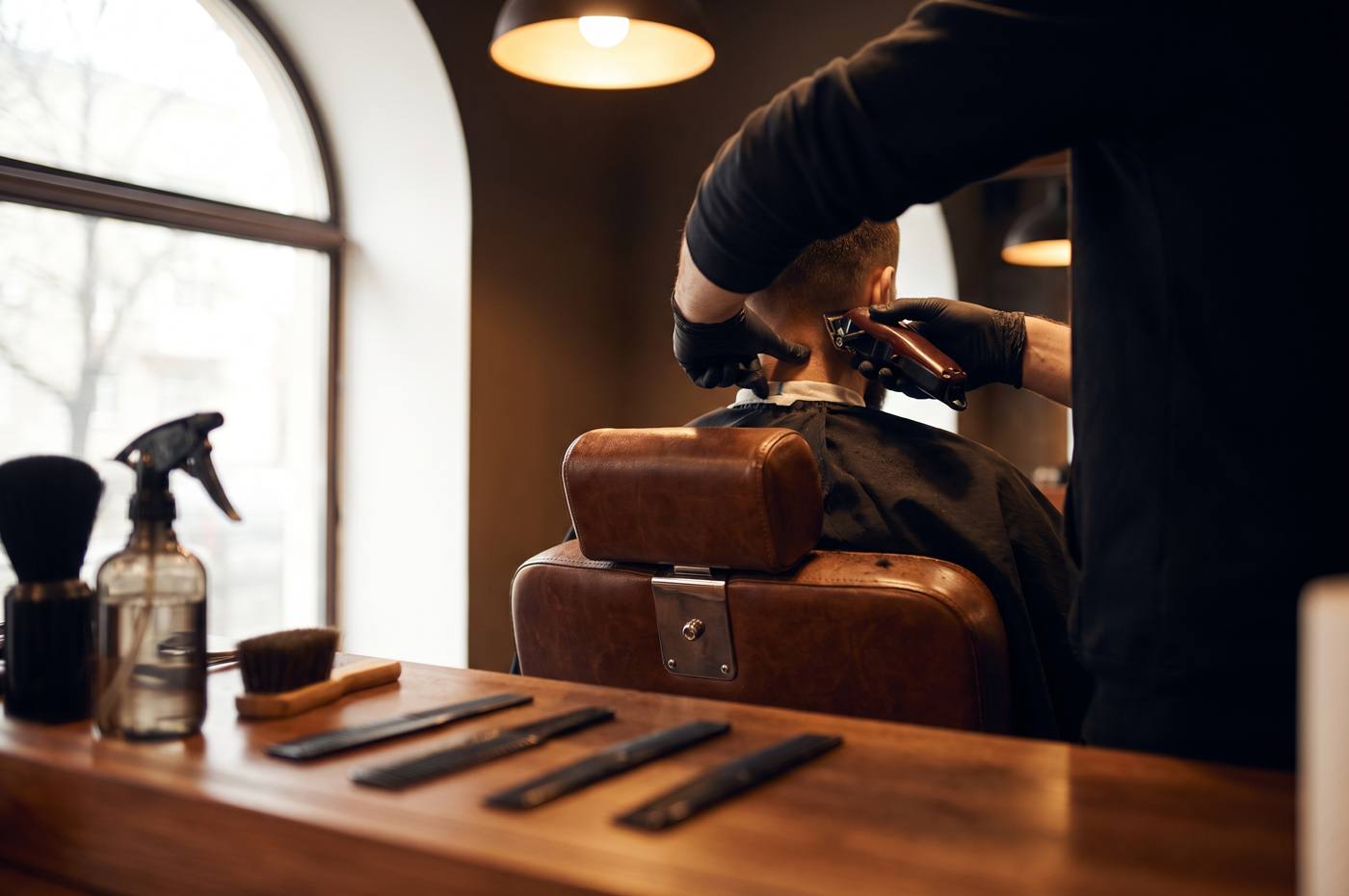 El trabajo diario en una barbería