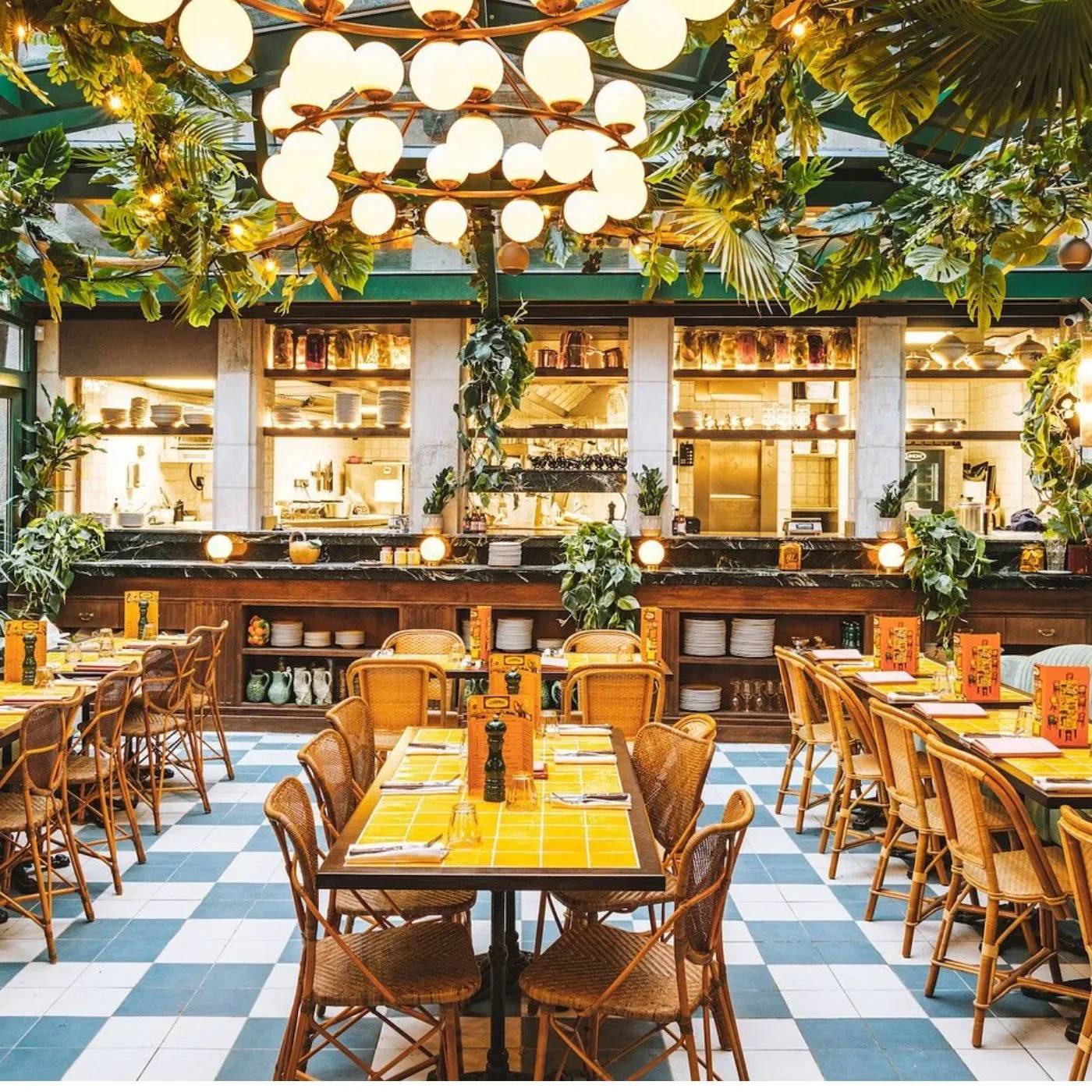 Restaurante & brasserie acompañado por Projexo